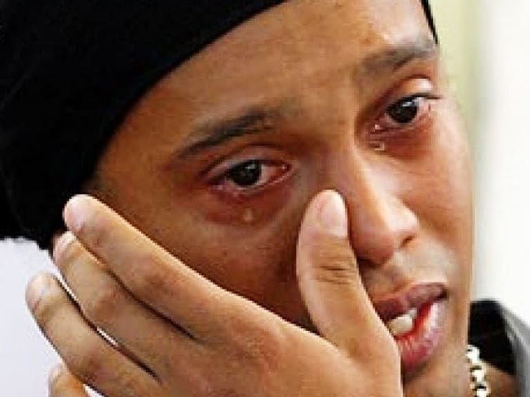 «Bebe desde que se levanta»: el duro momento que vive Ronaldinho tras la muerte de su madre por Covid