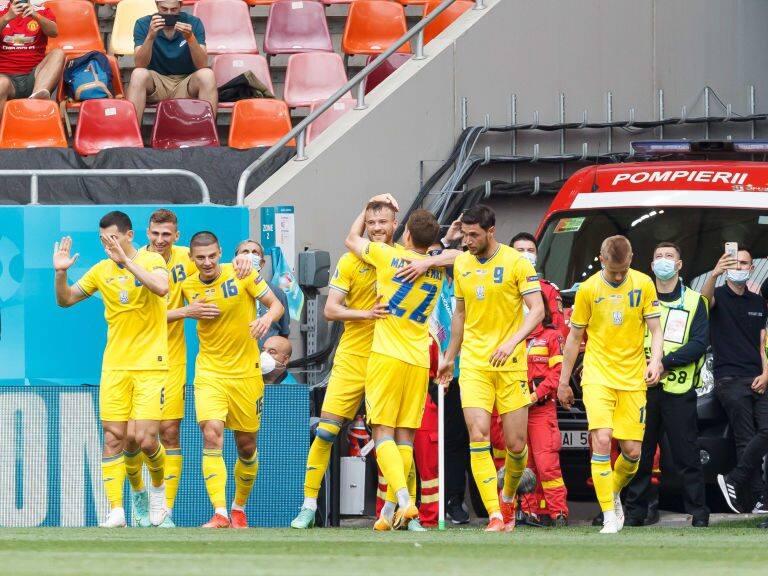 BUCHAREST, ROMANIA - JUNE 17: (BILD ZEITUNG OUT) Andriy Yarmolenko of Ukraine celebrates after scoring his team's first goal with teammates during the UEFA Euro 2020 Championship Group C match between Ukraine and North Macedonia at National Arena on June 17, 2021 in Bucharest, Romania. (Photo by Stanislav Vedmid/DeFodi Images via Getty Images)