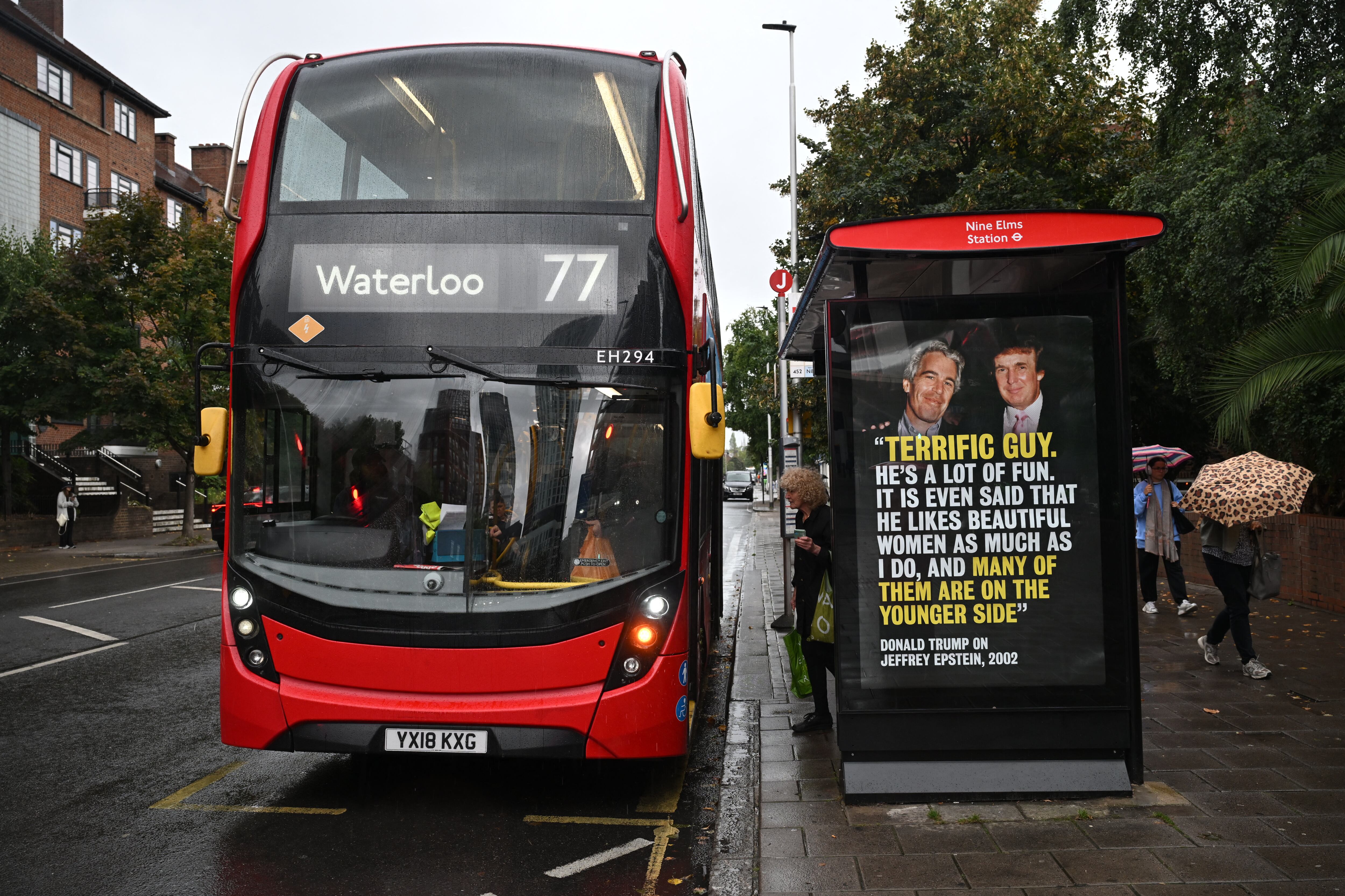 Pasajeros suben a un autobús en un paradero que exhibe un cartel con una cita de 2002 del presidente de Estados Unidos, Donald Trump, sobre el delincuente sexual convicto Jeffrey Epstein, en Londres el 3 de septiembre de 2025. Epstein murió en prisión en 2019 mientras esperaba juicio por presunta trata sexual de menores. Él y Trump fueron amigos en el pasado, y medios estadounidenses han informado que el nombre del presidente figuraba entre los cientos encontrados en los llamados archivos Epstein, aunque no se ha presentado evidencia de irregularidades. Se espera que Trump visite el Reino Unido más adelante en septiembre para una segunda visita de Estado. (Foto de JUSTIN TALLIS / AFP vía Getty Images)