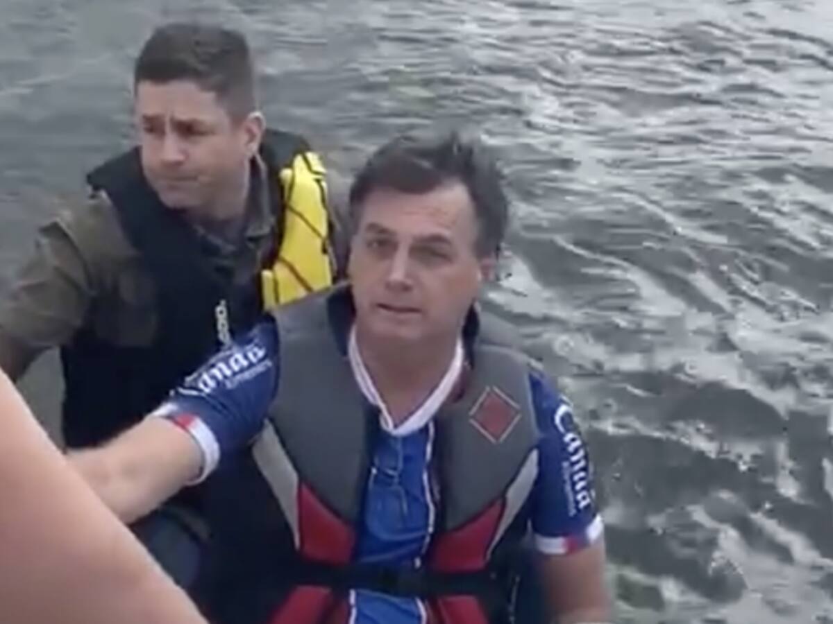 Sorprenden a Jair Bolsonaro paseando en moto de agua mientras Brasil superó los 10 mil muertos por Covid-19
