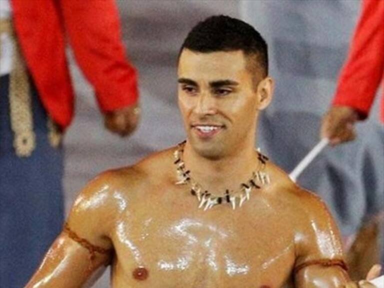 Abanderado de Tonga explicó su torso brillante en la apertura de Río 2016