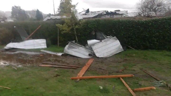 Casas sin techos y caída de árboles: autoridades reportan intenso tornado en Malalhue