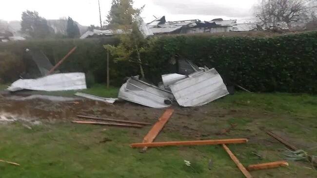 Casas sin techos y caída de árboles: autoridades reportan intenso tornado en Malalhue