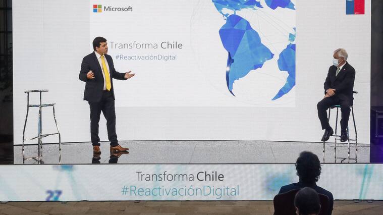 9 de diciembre del 2020/SANTIAGOEl Presidente de la República, Sebastián Piñera, escucha al Gerente General de Microsoft Chile, Sergio Rademacher en el patio de Las Camelias, del Palacio de La Moneda, durante el anuncio de la mayor inversión de Microsoft en Chile que incluye la construcción de datacenters de la compañía en el país.
FOTO: SEBASTIAN BELTRAN GAETE/AGENCIAUNO
