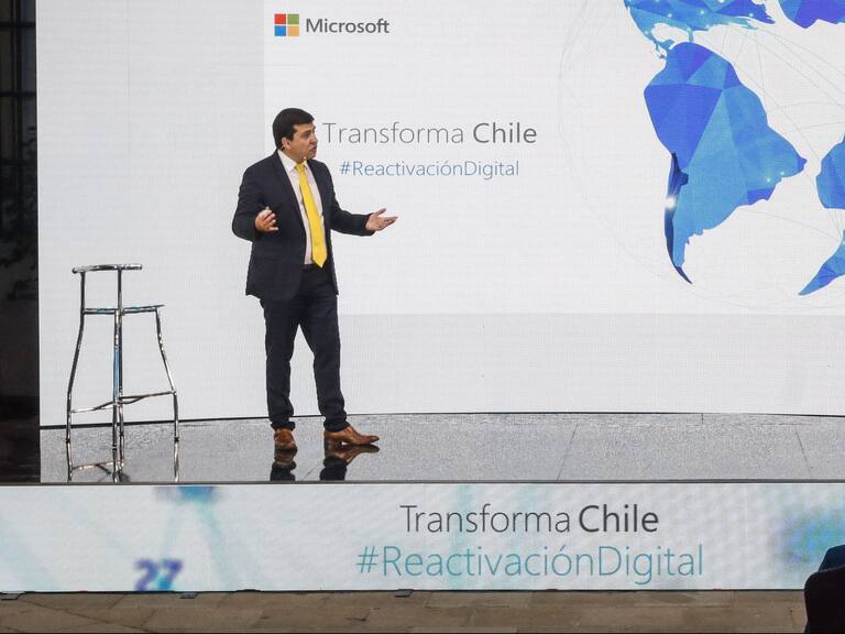 9 de diciembre del 2020/SANTIAGOEl Presidente de la República, Sebastián Piñera, escucha al Gerente General de Microsoft Chile, Sergio Rademacher en el patio de Las Camelias, del Palacio de La Moneda, durante el anuncio de la mayor inversión de Microsoft en Chile que incluye la construcción de datacenters de la compañía en el país.
FOTO: SEBASTIAN BELTRAN GAETE/AGENCIAUNO