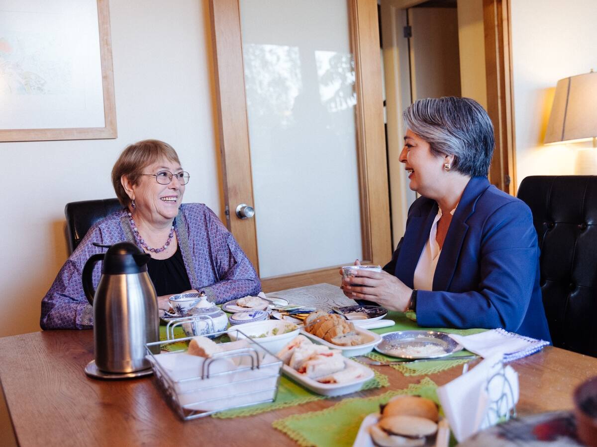Michelle Bachelet se reúne con Jeannette Jara en medio de su campaña presidencial: “Sigamos avanzando en este mismo camino”