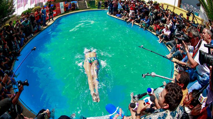 Así fue el primer piscinazo de una reina en la historia del Festival de Viña