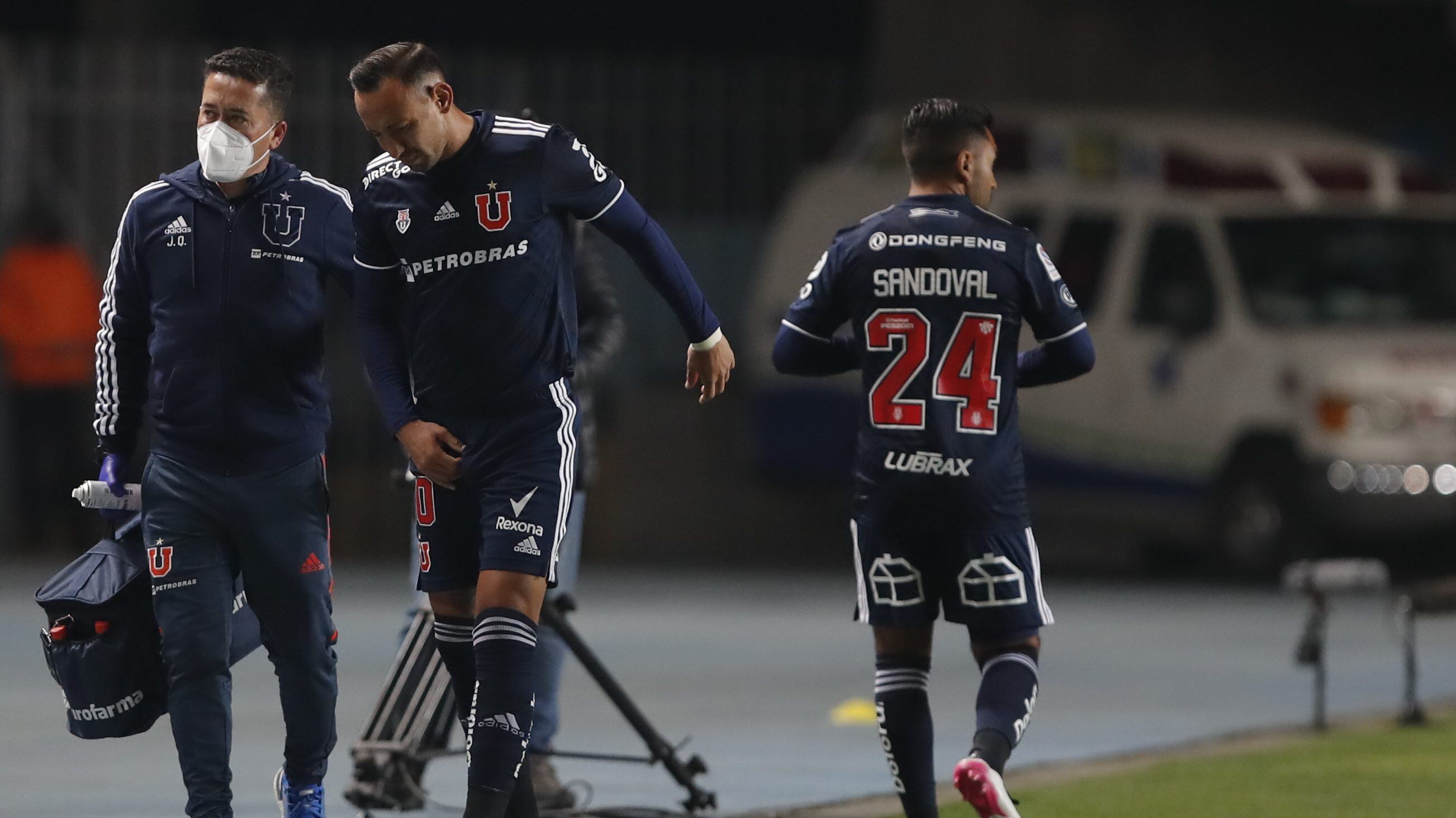3 de Mayo del 2021/RANCAGUAMarcelo Cañete(c) sale lesionado ,durante el partido valido por la sexta fecha del Campeonato Nacional AFP PlanVital 2021, entre Universidad de Chile vs Santiago Wanderers, disputado en el Estadio El Teniente.
FOTO:FRANCISCO LONGA/AGENCIAUNO