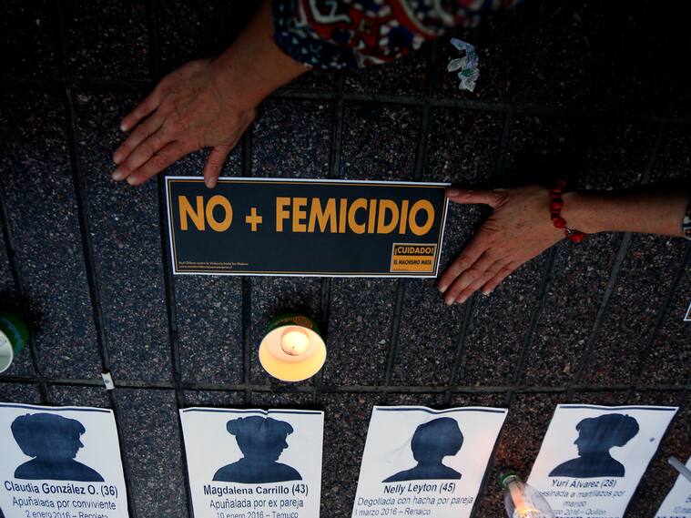 28 de Marzo de 2016/SANTIAGO
Detalle de un cartel en el piso con la leyenda "NO + FETICIDIO" durante la velatn ÒNi una mujer menosÓ en protesta contra la violencia de gnero y los femicidios. realizada en el Paseo Ahumada con la Avda. Lib. Bernardo O'Higgins.
FOTO: PABLO VERA LISPERGUER/AGENCIAUNO