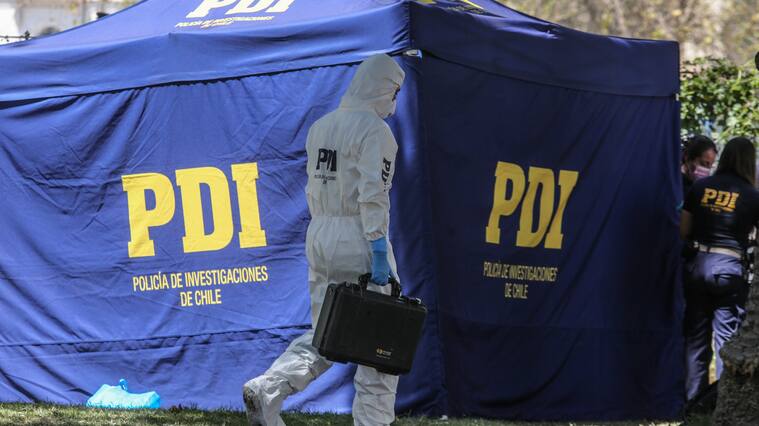9 de FEBRERO de 2022/ SANTIAGOUna mujer fue baleada a un costado del Centro Cultural Estación Mapocho en la comuna de Santiago, peritajes a cargo de la Policía de Investigaciones
FOTO: DIEGO MARTIN/AGENCIAUNO