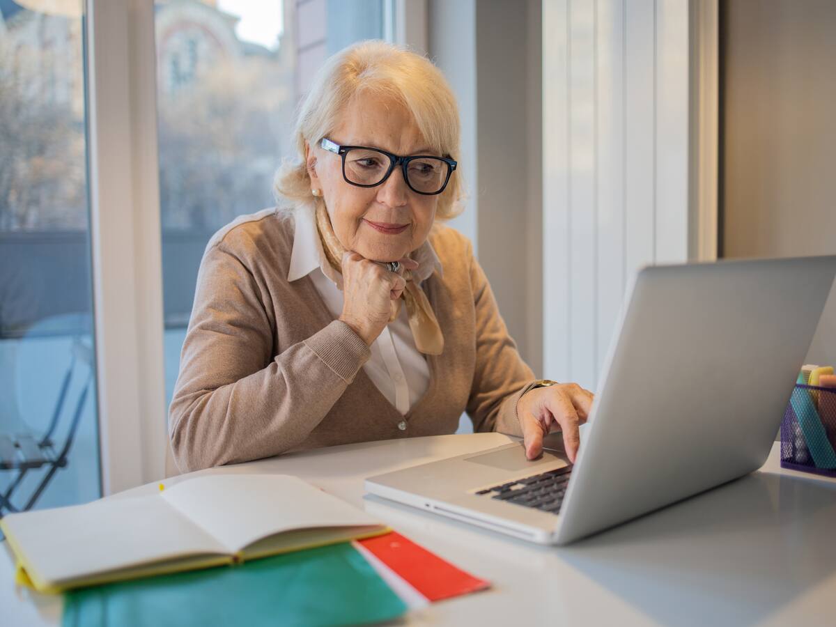 ¿Estudiar después de los 60? Las razones del auge de las matrículas en la educación superior de los adultos mayores en Chile