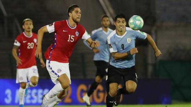 MONTEVIDEO, URUGUAY - OCTOBER 08: Luis Suarez of Uruguay fights for the ball with Francisco Sierralta of Chile during a match between Uruguay and Chile as part of South American Qualifiers for Qatar 2022 at Centenario Stadium on October 08, 2020 in Montevideo, Uruguay. (Photo by Raul Martinez -Pool/Getty Images)