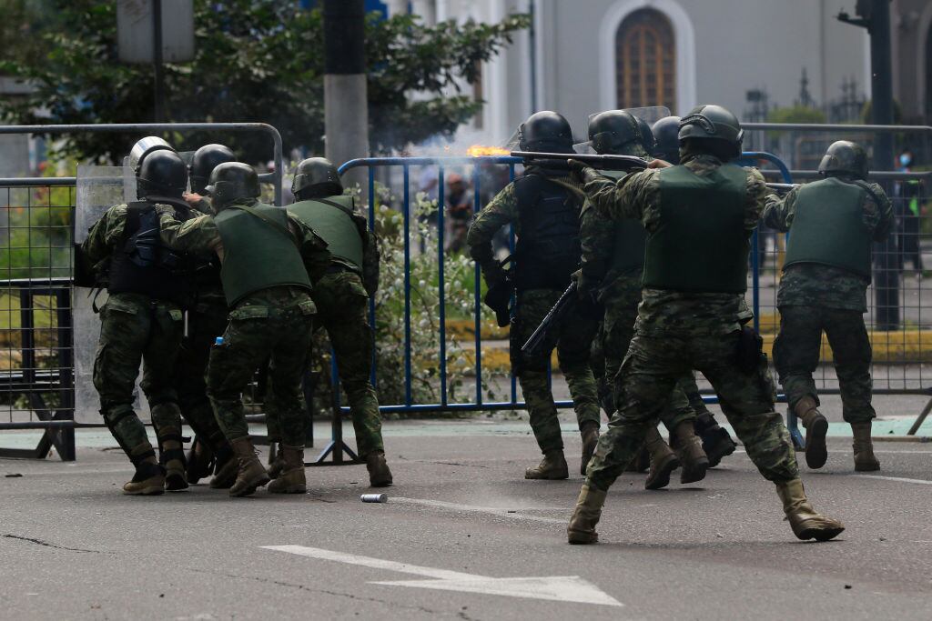 Fuerzas de seguridad disparan contra los manifestantes en Quito