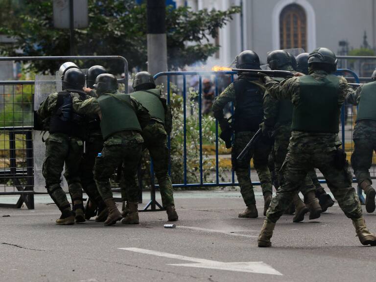 Fuerzas de seguridad disparan contra los manifestantes en Quito