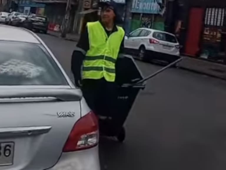 “Un vío máximo”: Madre comparte primer día de trabajo de su hijo en el aseo municipal de Valparaíso y las redes los llenaron de elogios