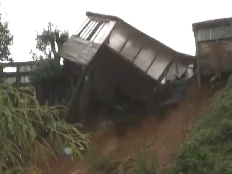 Impactante derrumbe de casa y grandes desbordes: Las imágenes del preocupante Sistema Frontal que promete históricas lluvias