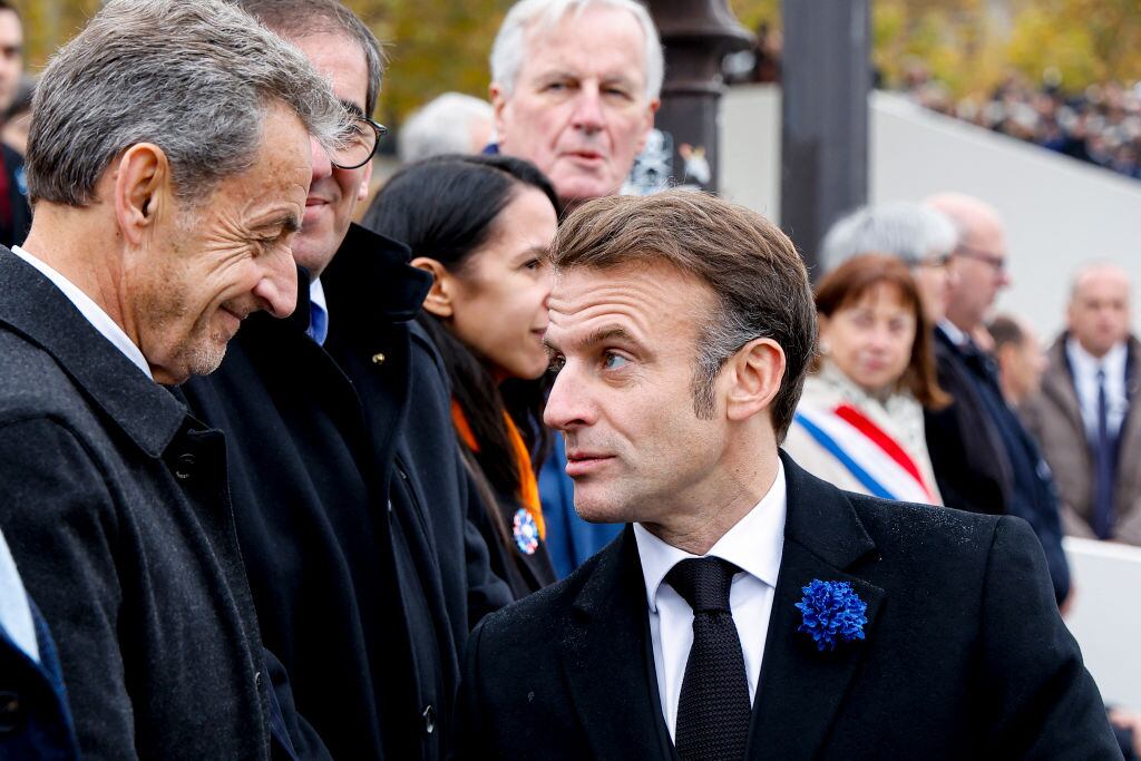 El presidente francés Emmmanuel Macron y el exmandatario galo Nicolas Sarkozy durante un acto de conmemoración de la Segunda Guerra Mundial