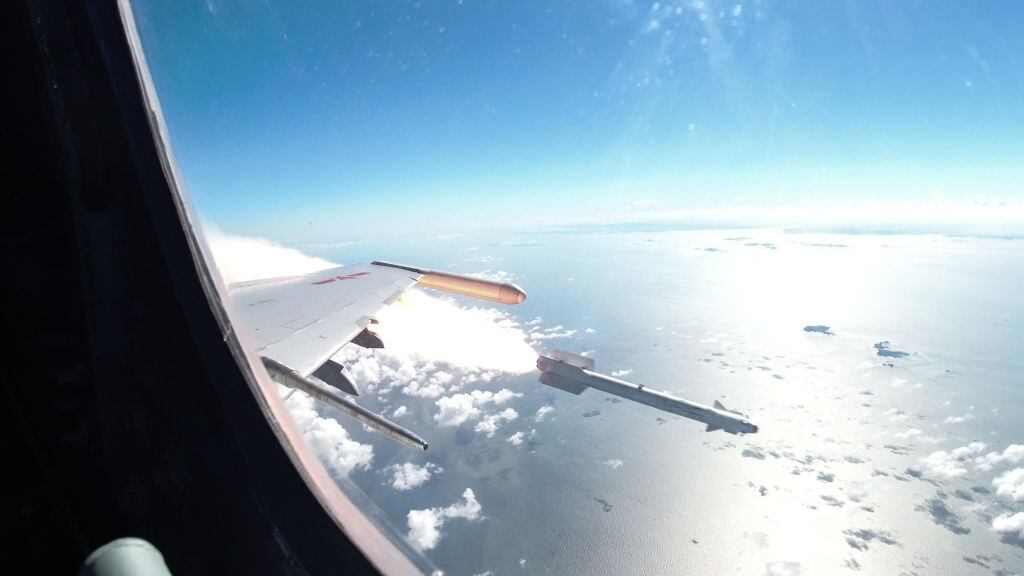 Un misil que lanza un avión de combate en vuelo en la provincia de Zhejiang