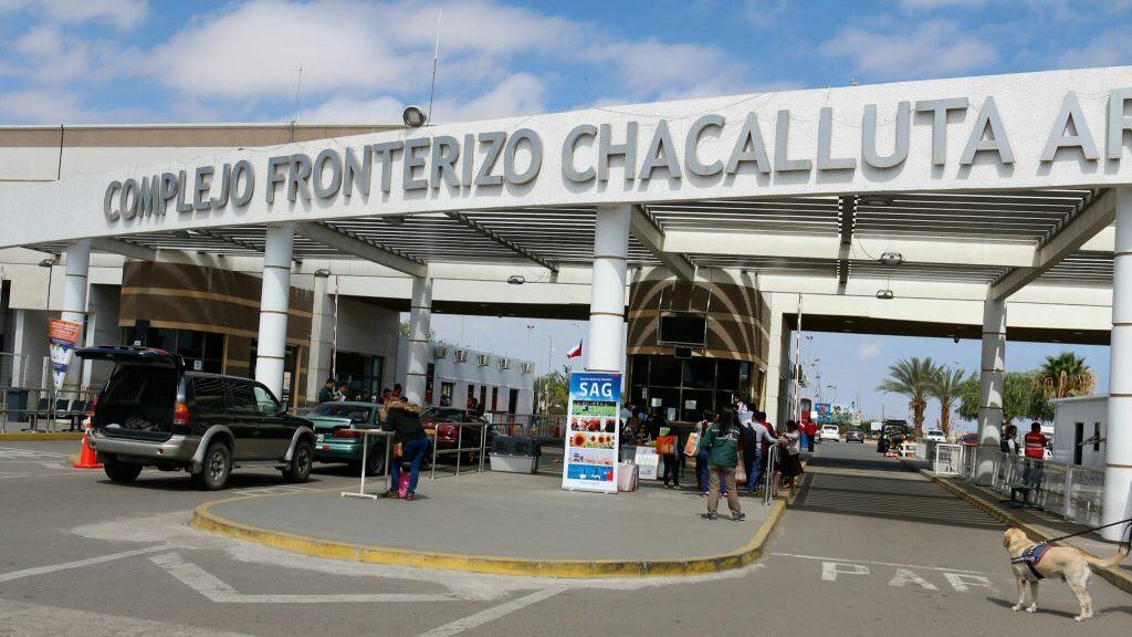 16 de Agosto del 2017/ARICAHoy comenzó en la frontera de Chile y Perú el Control Integrado.
Este nuevo sistema  entre ambos países agilizará el proceso del  paso de pasajeros por la frontera.
Ahora cuando se va de Chile a Perú, solo se deben hacer trámites en el complejo fronterizo Santa Rosa y de vuelta solo en Chacalluta.
FOTO:ANDY MANZANARES/AGENCIAUNO
