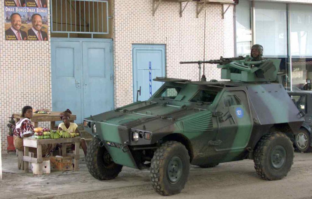 Militares avanzan en Libreville de Gabón ante un cartel de las elecciones