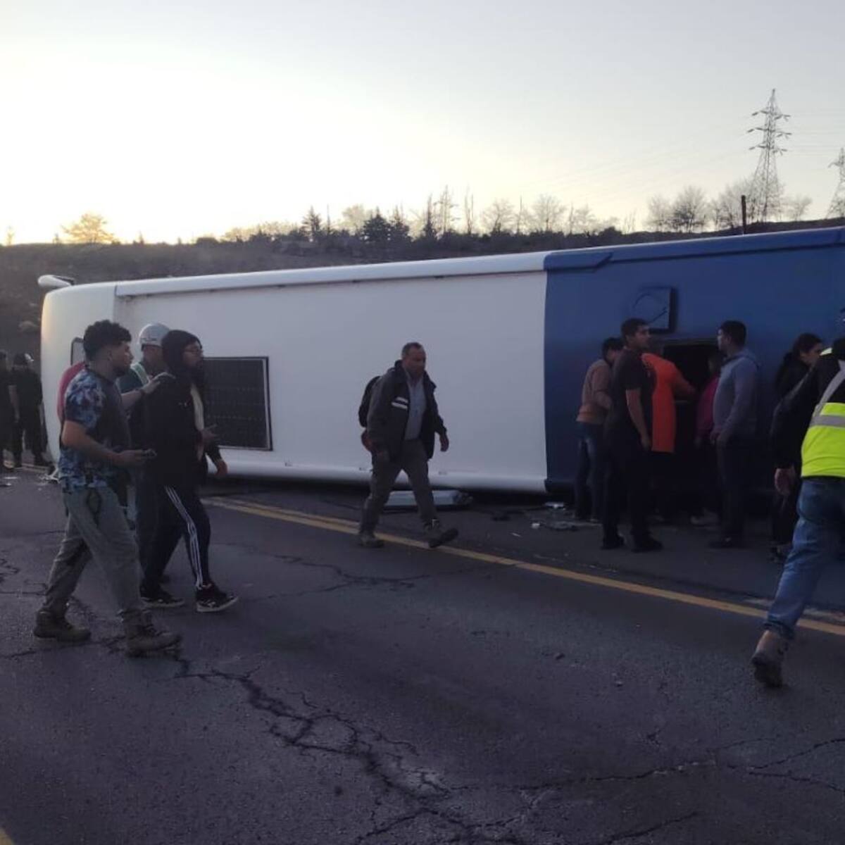 Bus que trasladaba a 44 trabajadores de El Teniente se vuelca en la carretera El Cobre