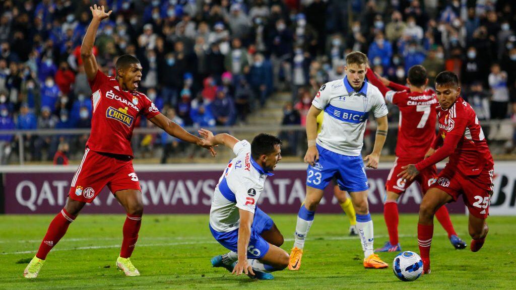 SANTIAGO, CHILE - APRIL 12: Nahuen Paz (C) of Universidad Catolica fights for the ball with Martin Tavara (R) of Sporting Cristal during a match between Universidad Catolica and Sporting Cristal as part of Copa CONMEBOL Libertadores 2022 at San Carlos de Apoquindo Stadium on April 12, 2022 in Santiago, Chile. (Photo by Marcelo Hernandez/Getty Images)