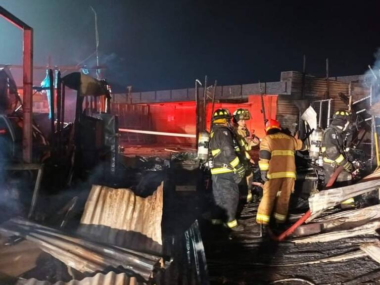 Incendio en campamento de Alto Hospicio deja ocho fallecidos: cuatro son menores
