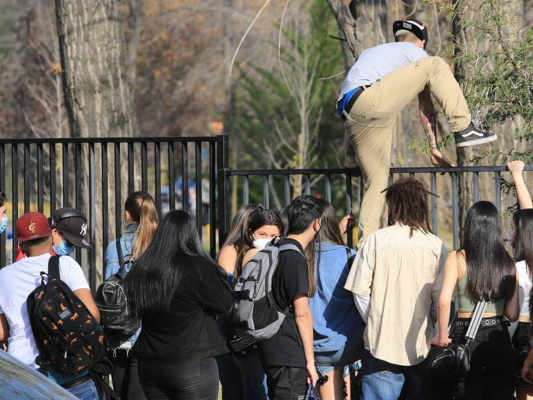 10 Septiembre de 2021 / La ReinaCientos de jóvenes llegan hasta el Parque Padre Hurtado en el cual se está realizando una fiesta clandestina. Según el alcalde de La Reina, no posee permiso
FOTO: DIEGO MARTIN / AGENCIAUNO