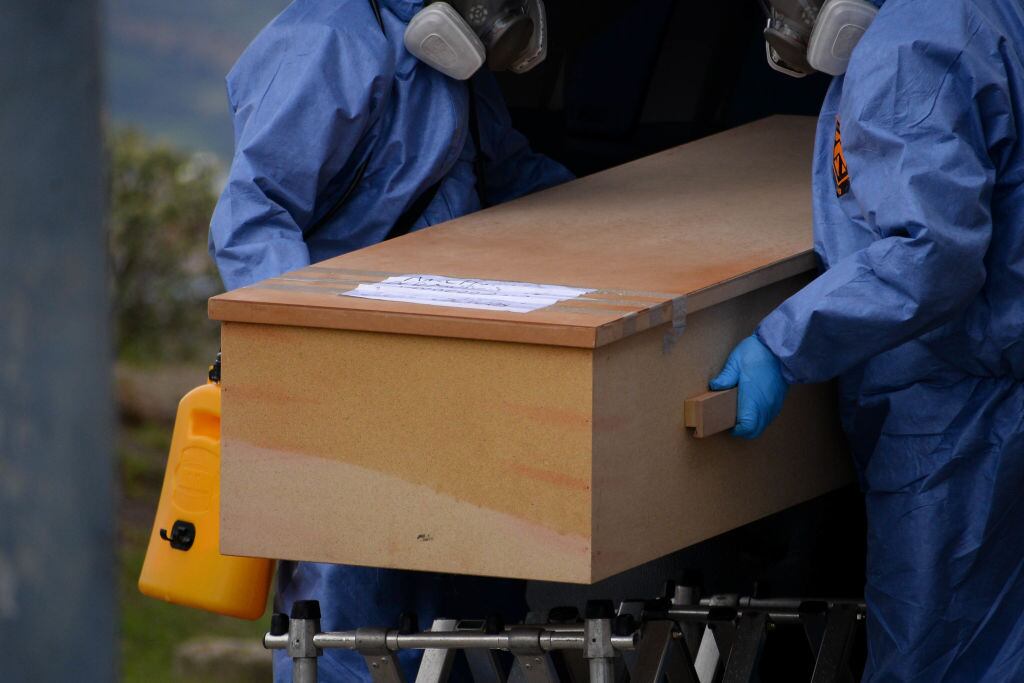Trabajadores trasladan a víctima del Covid-19 en Bogotá