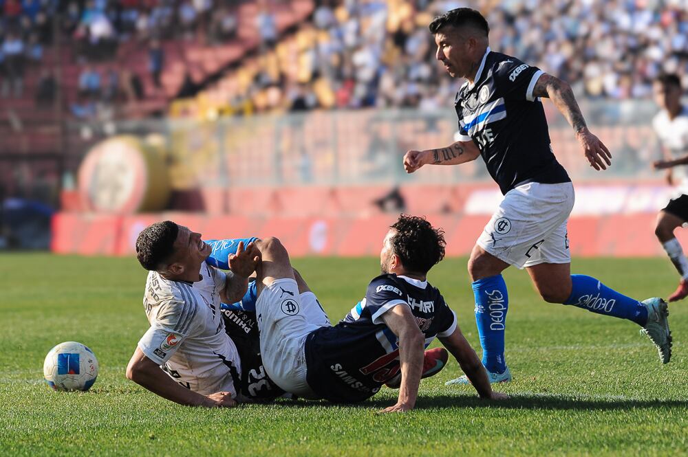 Gary Medel criticó el campo de juego del Estadio Santa Laura