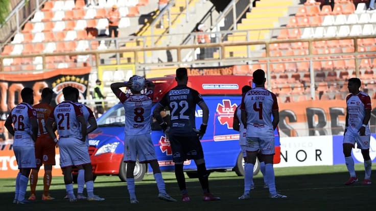 “Se encuentra estable dentro de su gravedad”: hincha de Cobreloa es internado tras caer desde la galería