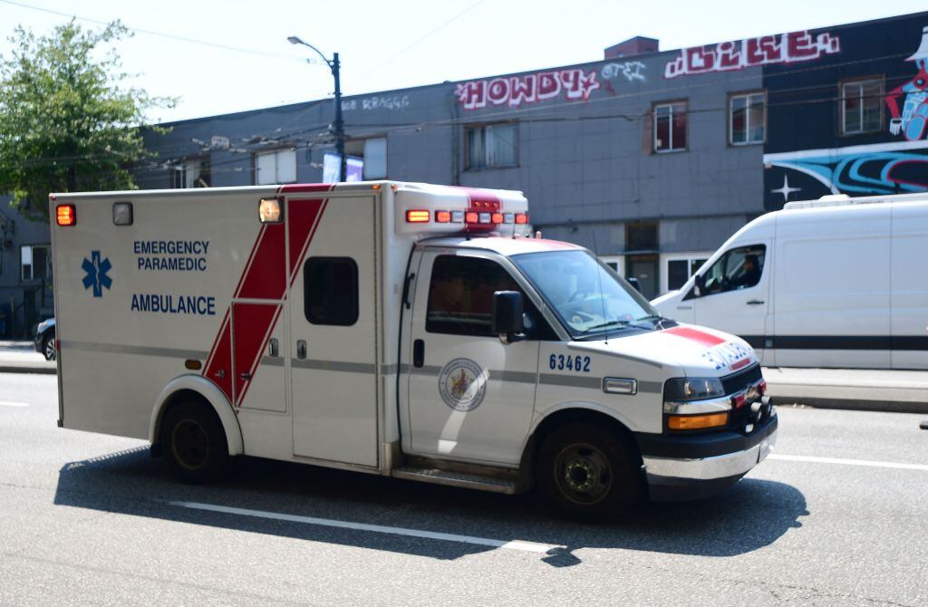 Ambulancia transporta a persona afectada por la ola de calor en Canadá