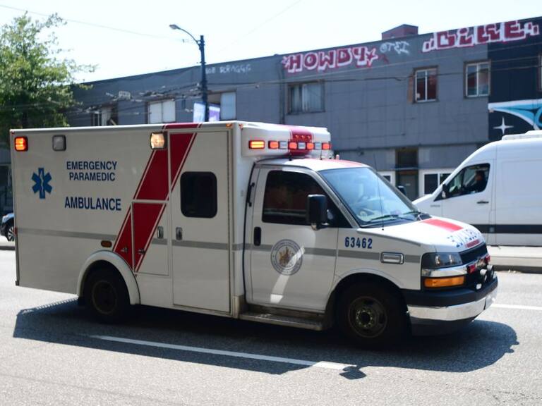 Ambulancia transporta a persona afectada por la ola de calor en Canadá