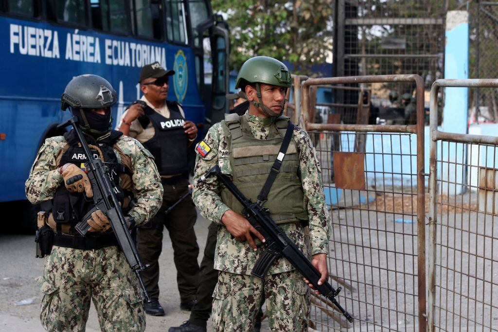 Soldados de Ecuador vigilan los alrededores de cárcel en Guayaquil