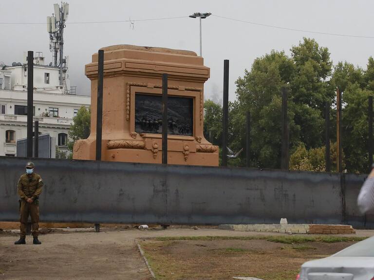 12 de marzo del 2021/Santiagotranseúntes reatratan la nueva barrera instalada en el monumento a Baquedano
FOTO: KARIN POZO/AGENCIAUNO