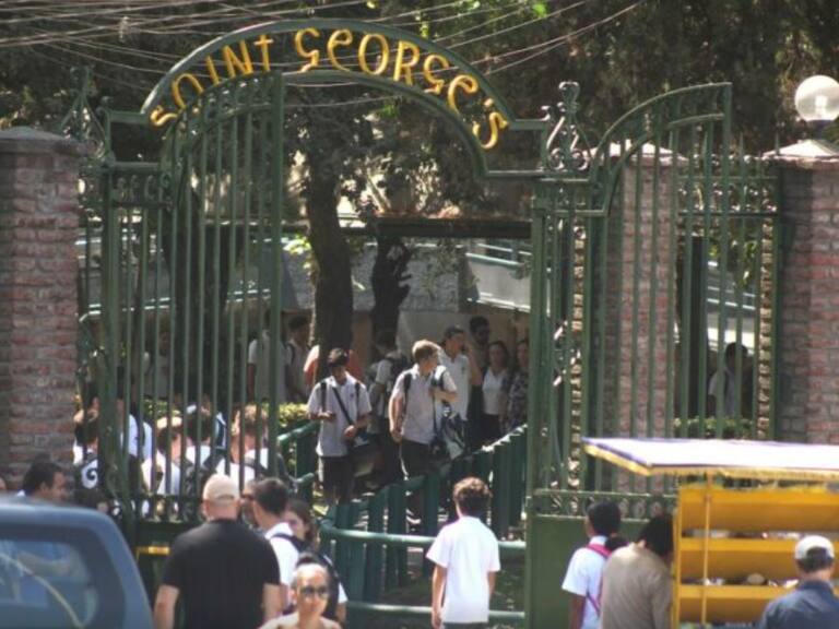 Escándalo de fotos en el Saint George: Revelan “angustia” de apoderados y que jóvenes son hijas de “reconocidos personajes públicos”
