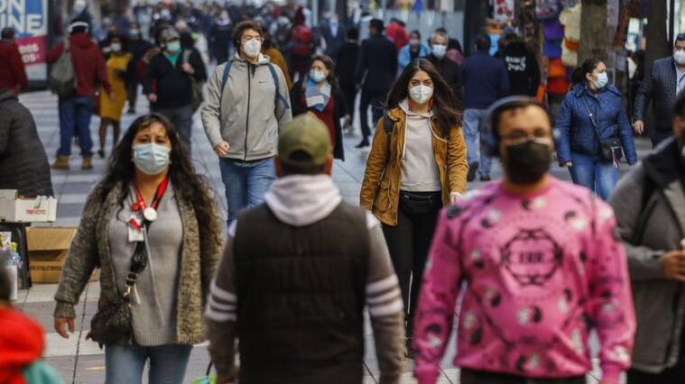 11 de junio del 2021/SANTIAGOUna Gran cantidad de personas, circulan por el paseo Ahumada en la comuna de Santiago, pese a que esta se encuentra en cuarentena, y que estamos a un dia de una cuarentena total en la Región Metropolitana.
FOTO: SEBASTIAN BELTRAN GAETE/AGENCIAUNO