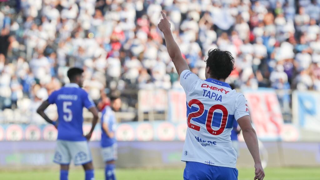 Universidad Católica hundió más a una alicaída Universidad de Chile para llevarse el Clásico Universitario