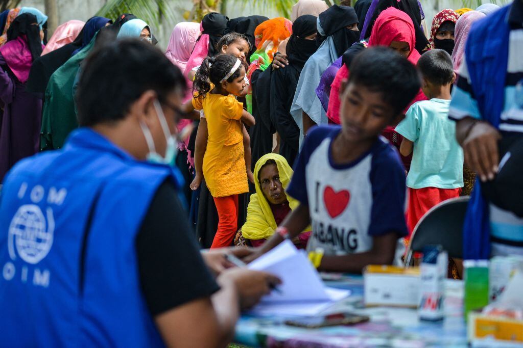 Menores refugiados de Myanmar son atendidos en un campamento en Indonesia