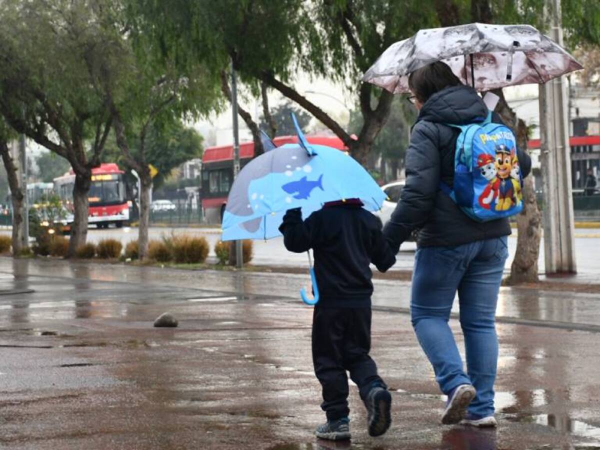 Por intensas lluvias: anuncian suspensión de clases en establecimientos de cuatro regiones del país