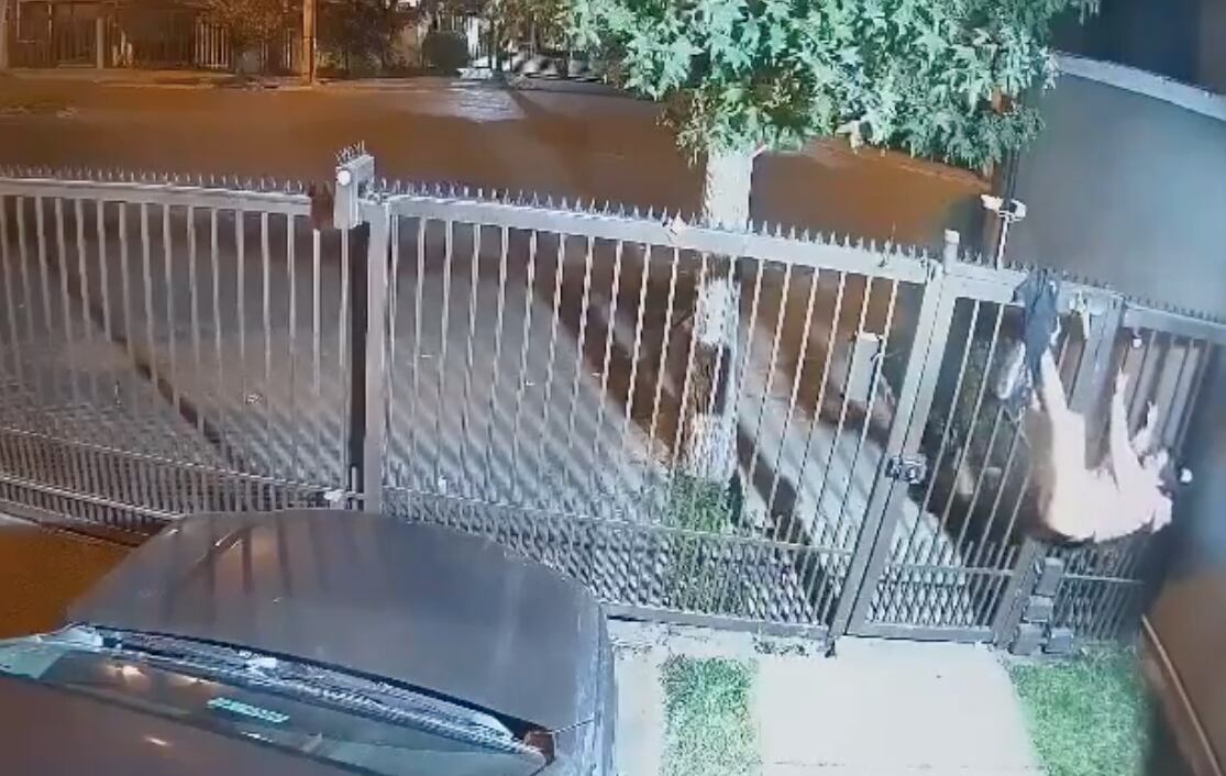 Totalmente semidesnuda: ladrona queda atrapada en reja de condominio de Maipú tras robo