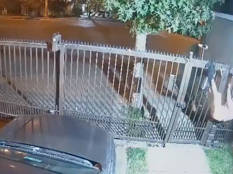 Totalmente semidesnuda: ladrona queda atrapada en reja de condominio de Maipú tras robo