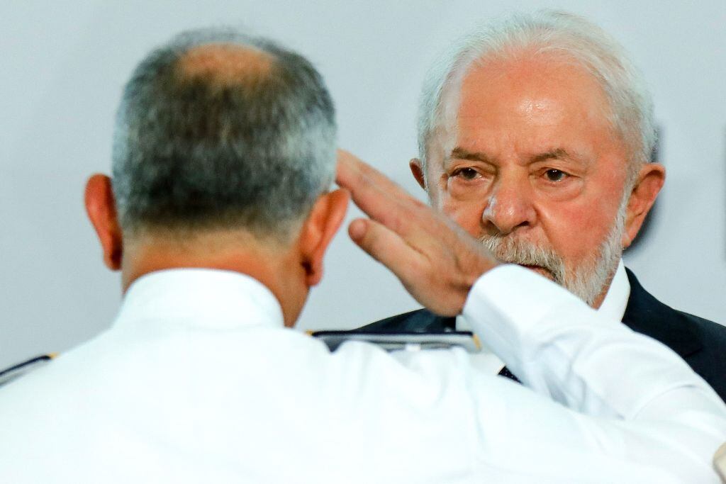 Uno de los jefes de las fuerzas armadas de Brasil saluda a Lula Da Silva
