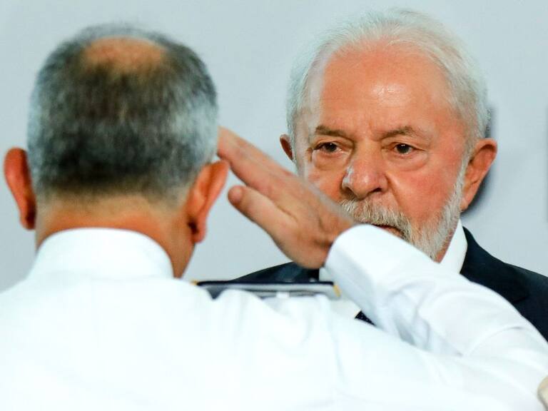 Uno de los jefes de las fuerzas armadas de Brasil saluda a Lula Da Silva