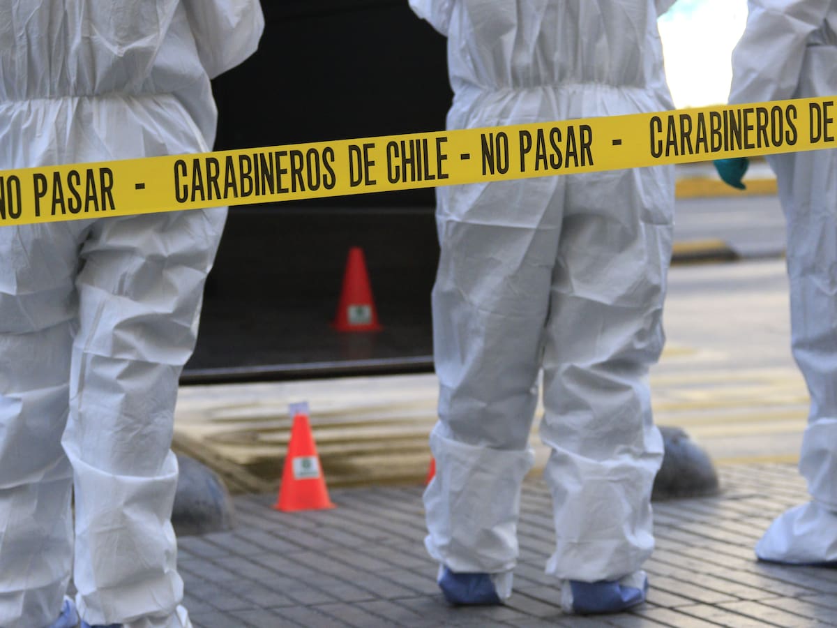 Ciclista muere tras ser colisionado por bus RED en Peñalolén: máquina terminó arrasando con reja de una casa