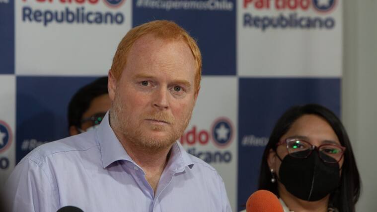 19 de Enero de 2022/SANTIAGOEl presidente del Partido Republicano, Rojo Edwards, condena las recientes jornadas de violencia en la Macrozona Sur del país y emplaza al presidente electo, Gabriel Boric, a comprometerse no dialogar con el terrorismo
FOTO: LUKAS SOLIS/AGENCIA UNO