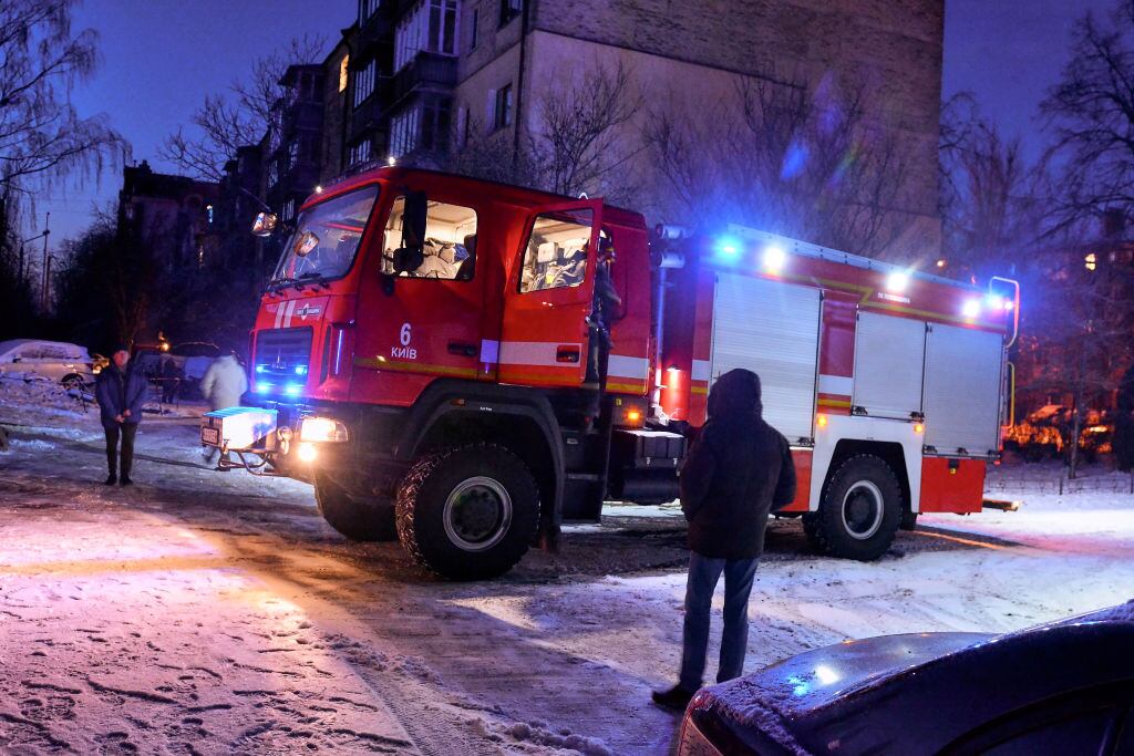 Bomberos llegan a la zona de un impacto aéreo en la ciudad de Kiev en Ucrania