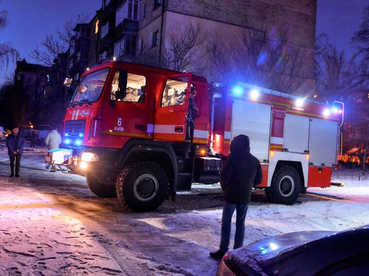 Bomberos llegan a la zona de un impacto aéreo en la ciudad de Kiev en Ucrania