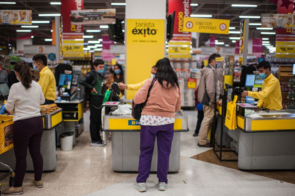 Una mujer revisa los precios en una tienda comercial de Colombia