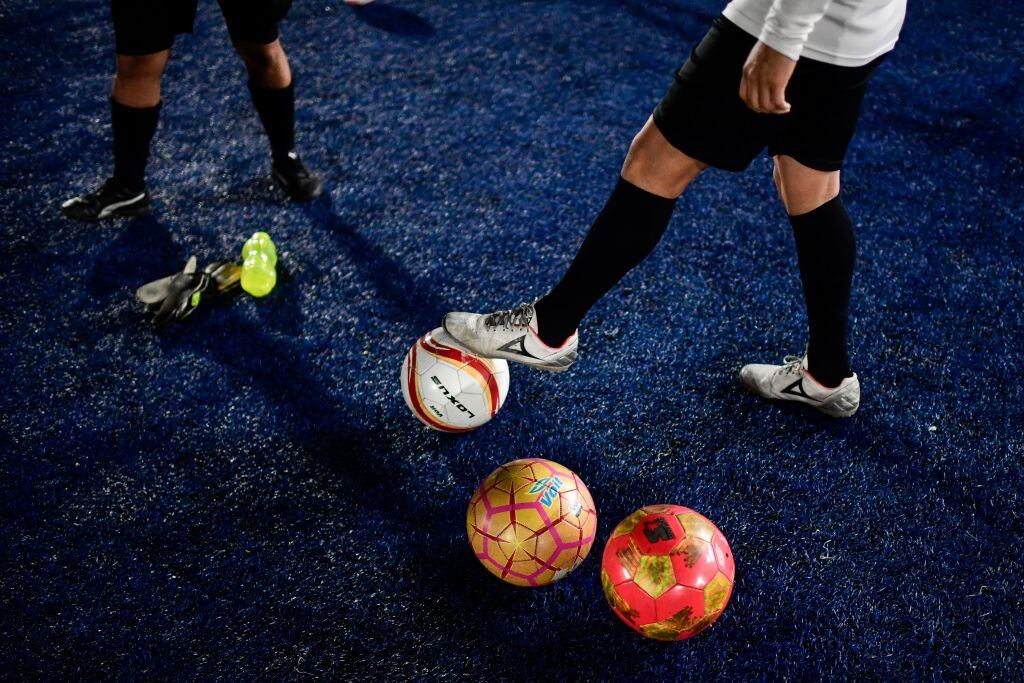 Jugadores de fútbol transgénero realizan un entrenamiento